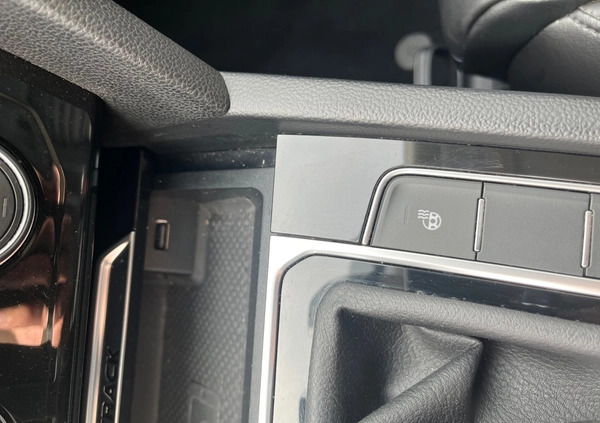 Volkswagen Passat cena 92000 przebieg: 164891, rok produkcji 2019 z Chęciny małe 781